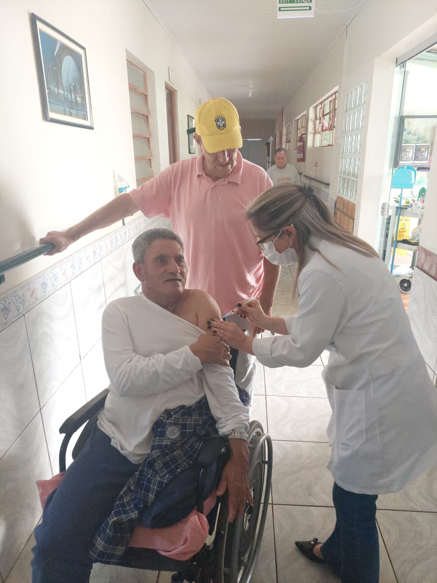 Governo Municipal inicia vacinação de reforço em idosos